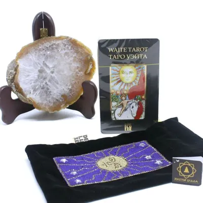 Карти Таро, оракули, руни.