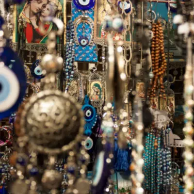 Амулети, прикраси, чотки