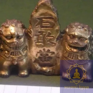 Львы возле скалы бронза