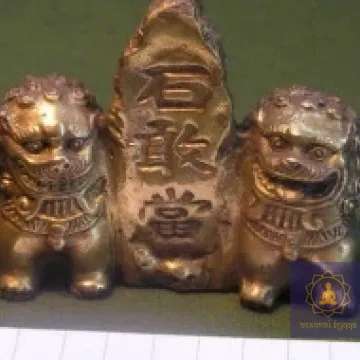Львы возле скалы бронза