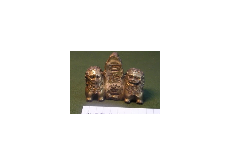 Львы возле скалы бронза