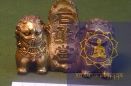 Леви біля скелі бронза