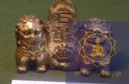 Львы возле скалы бронза