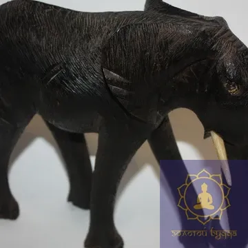 Слон — чорне дерево. Африка.