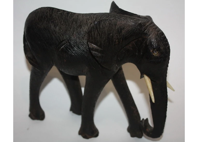 Слон — чорне дерево. Африка.