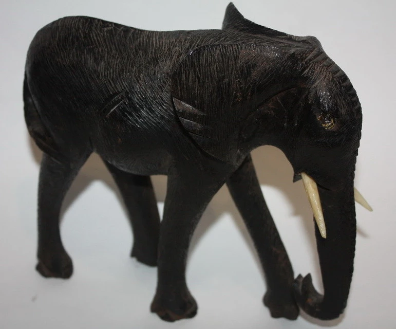 Слон — чорне дерево. Африка.