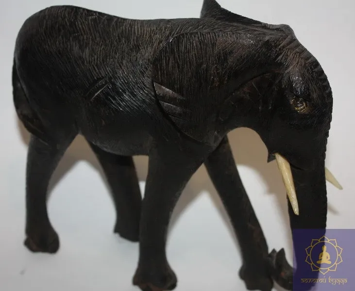 Слон - черное дерево. Африка.