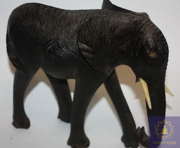 Слон — чорне дерево. Африка.