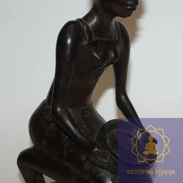 Девушка сидит с корзиной - черное дерево, Африка.