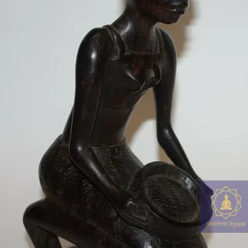 Дівчина сидить із кошиком — чорне дерево, Африка.