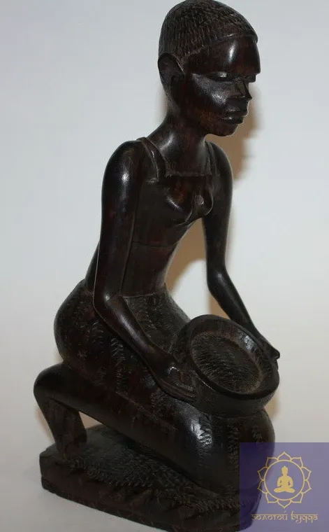 Дівчина сидить із кошиком — чорне дерево, Африка.