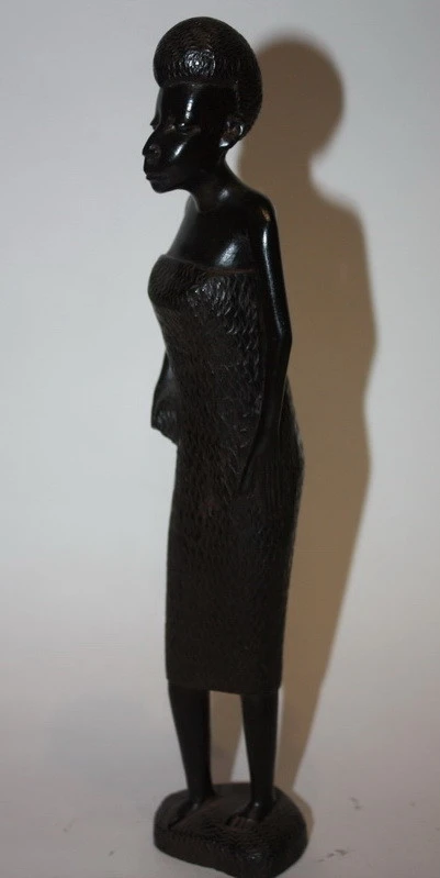 Дівчина — чорне дерево, Африка.