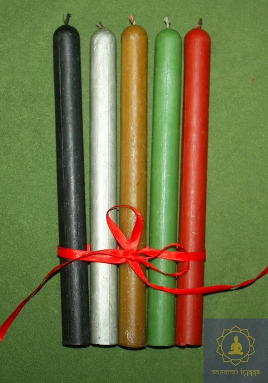 Свечи восковые цветные.