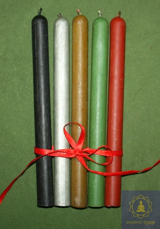 Свечи восковые цветные.