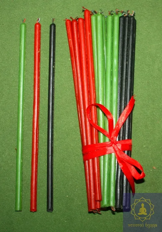 Свечи восковые цветные.