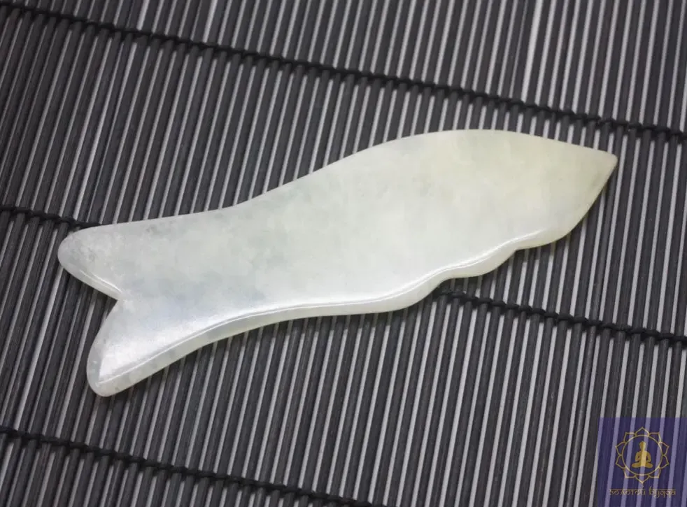 Скребок Гуаша нефрит рыбка с волной