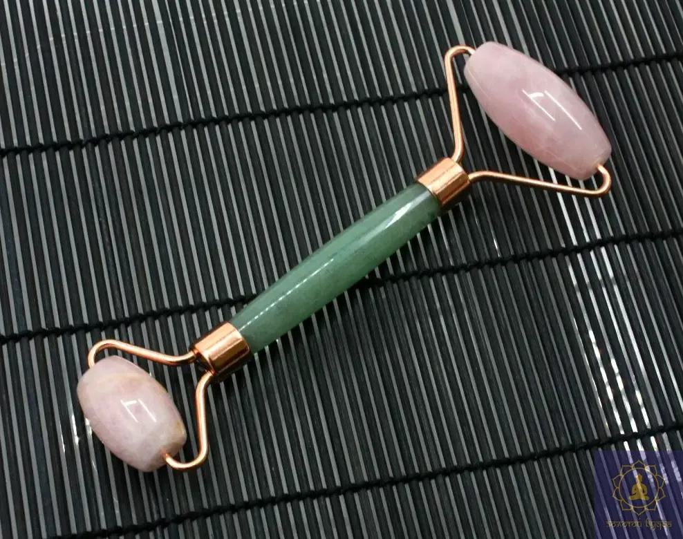 Ролик масажний, рожевий кварц із нефритовою ручкою.