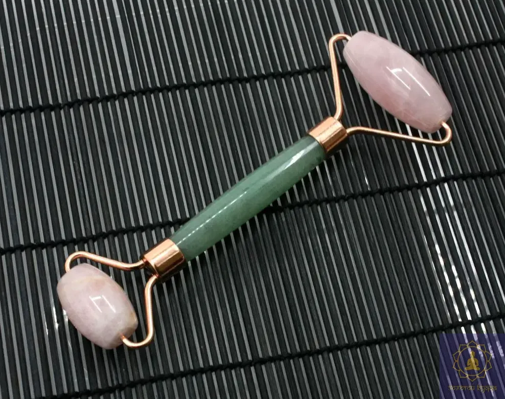 Ролик масажний, рожевий кварц із нефритовою ручкою.
