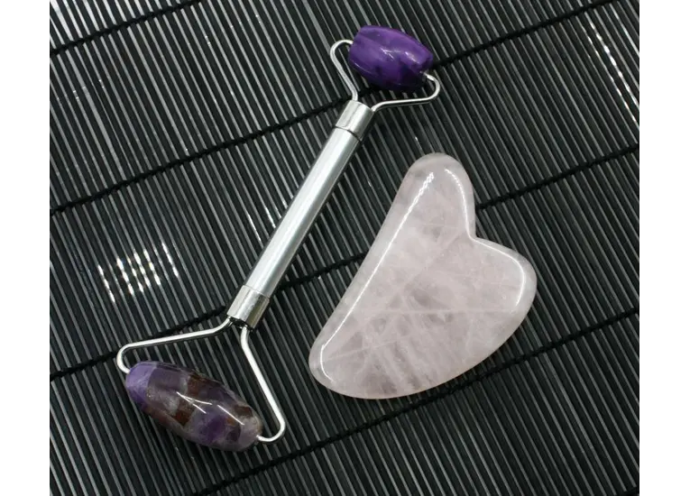 Массажный набор Гуа-ша, аметистовый ролик и скребок из розового кварца.