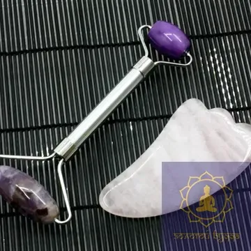 Масажний набір Гуа-ша, аметистовий ролик і скребок з рожевого кварцу.