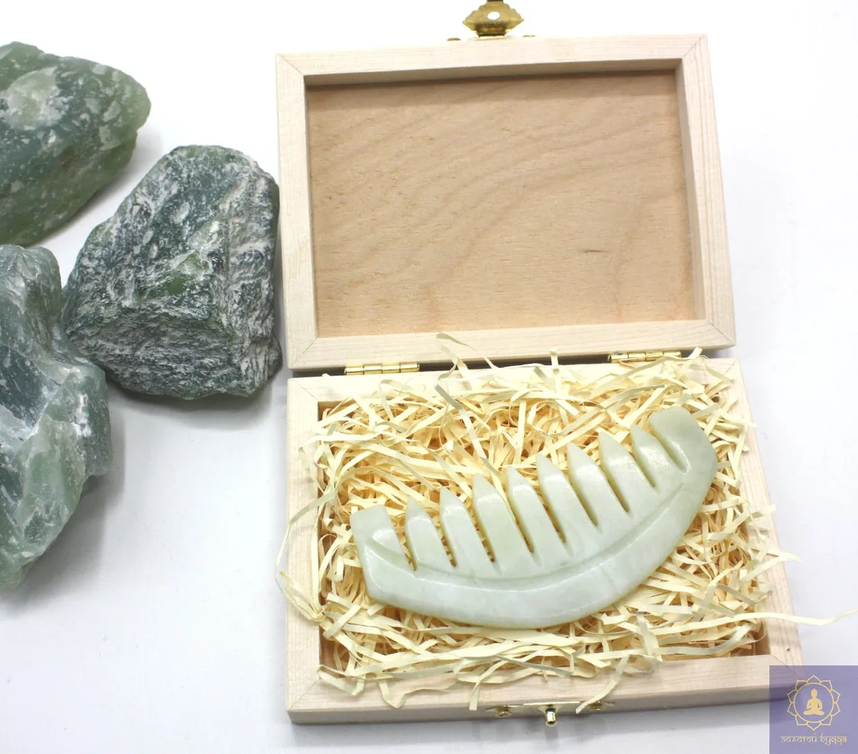 Массажер гуаша нефрит гребень в подарочной упаковке.