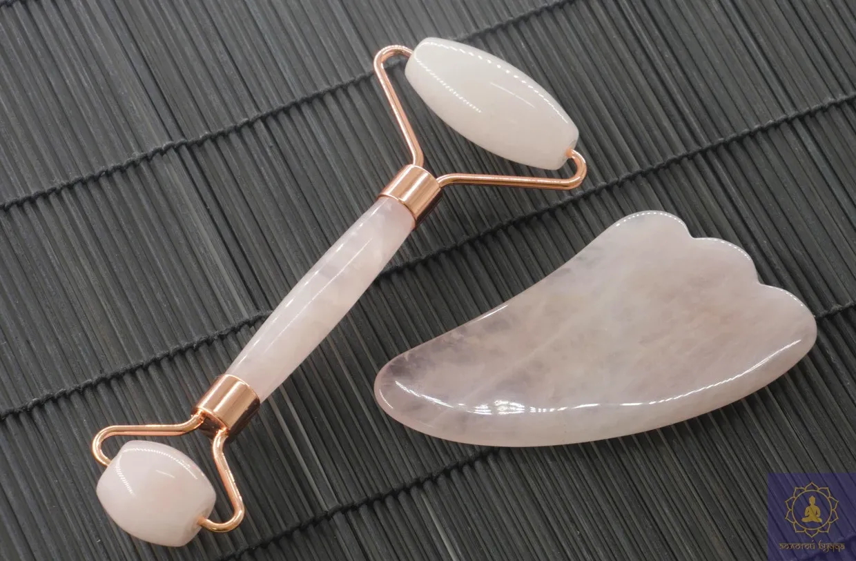 Масажний набір Гуа-ша, роллер та скребок з рожевого кварцу.