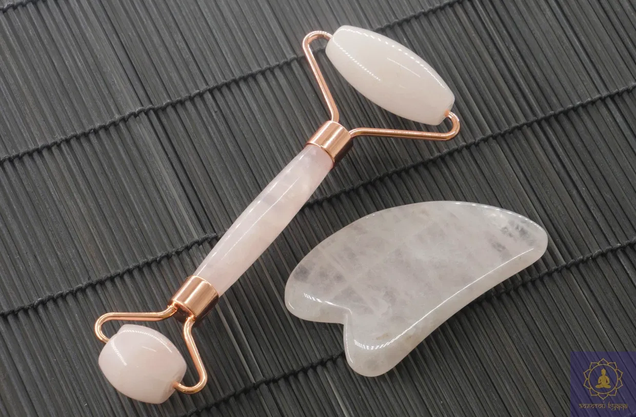 Масажний набір Гуа-ша, роллер та скребок з рожевого кварцу.