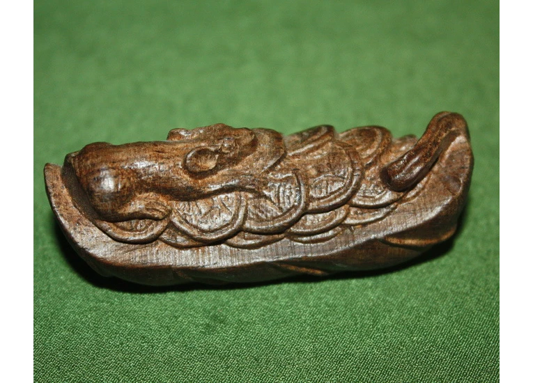 Крыса на лодке с деньгами. Резьба по дереву.