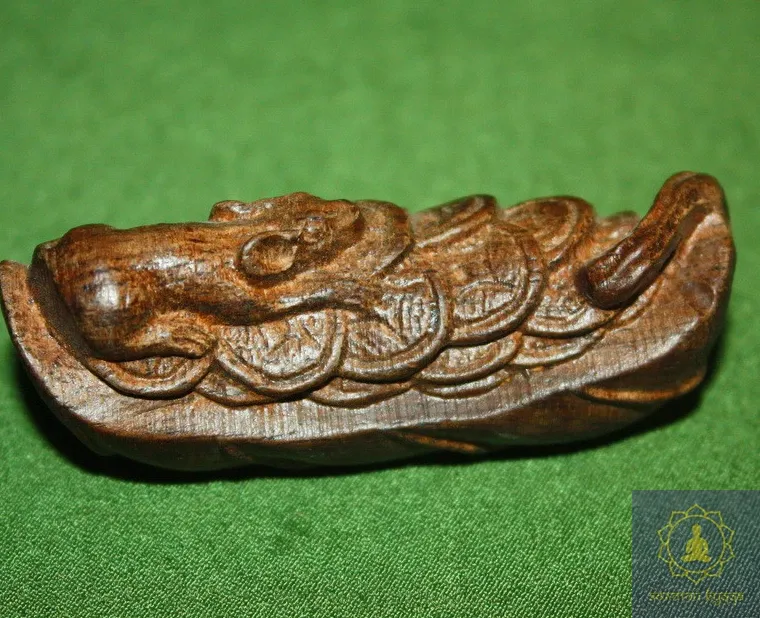 Крыса на лодке с деньгами. Резьба по дереву.