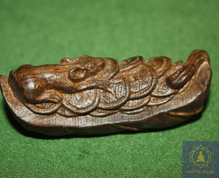 Крыса на лодке с деньгами. Резьба по дереву.