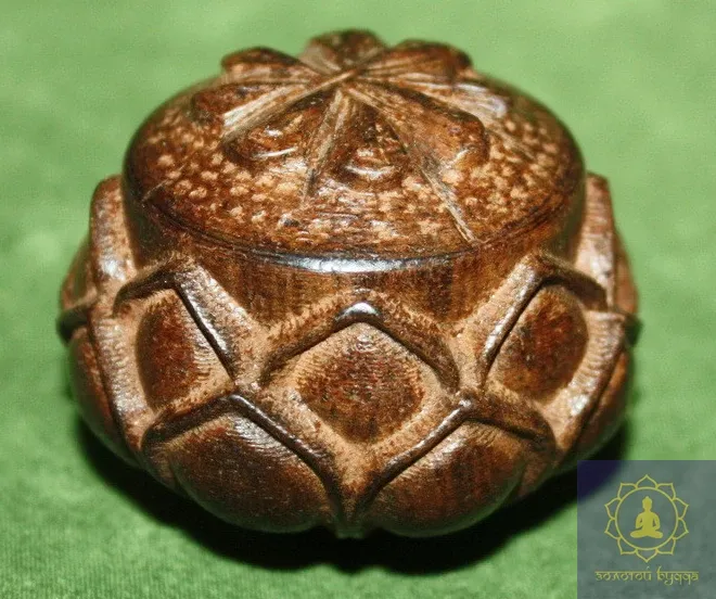 Цветок Лотоса. Дерево - Рудракша.