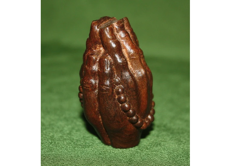 Руки складені до молитви. Дерево - Рудракша.