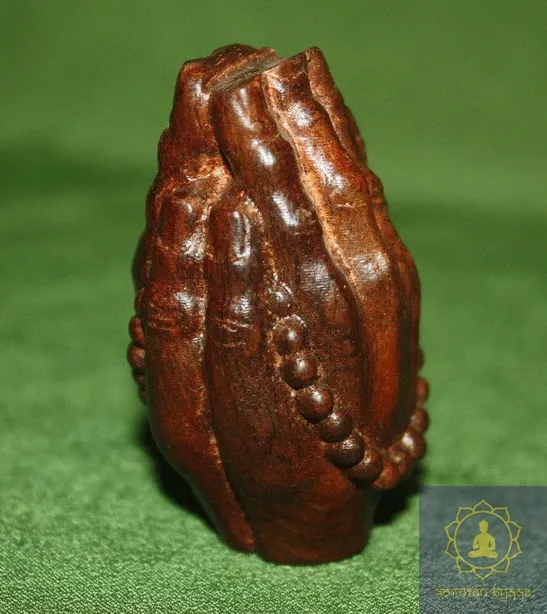 Руки сложенные к молитве. Дерево - Рудракша.