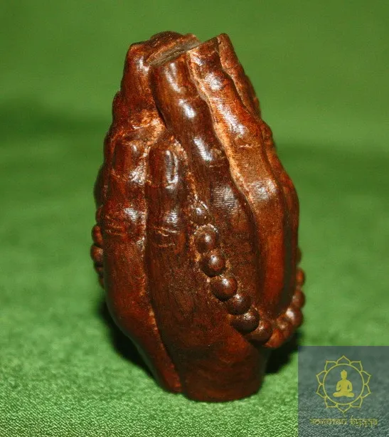 Руки складені до молитви. Дерево - Рудракша.