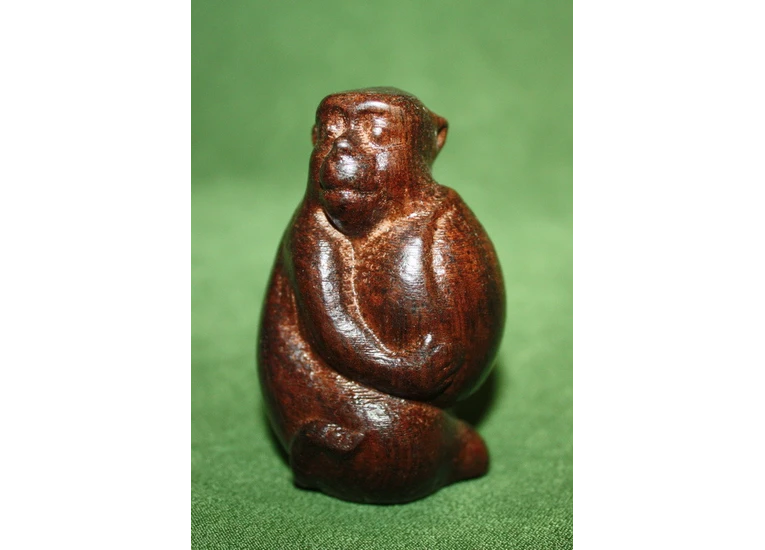 Різь для дерева. Мавпа з персиком.