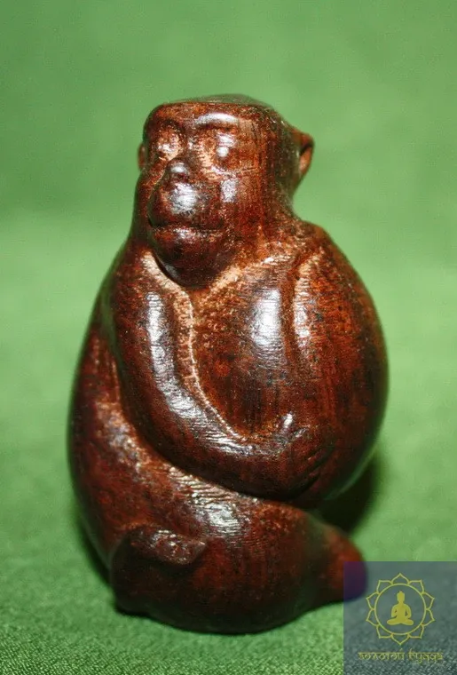 Резьба по дереву. Обезьяна с персиком.