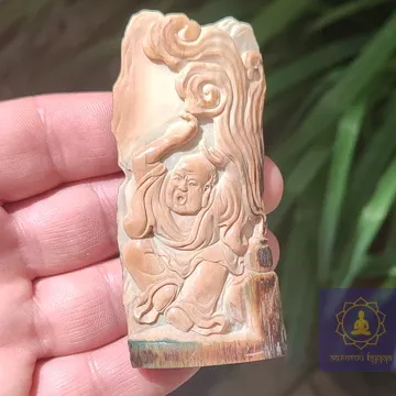 Статуетка Монах — бивень мамонта.