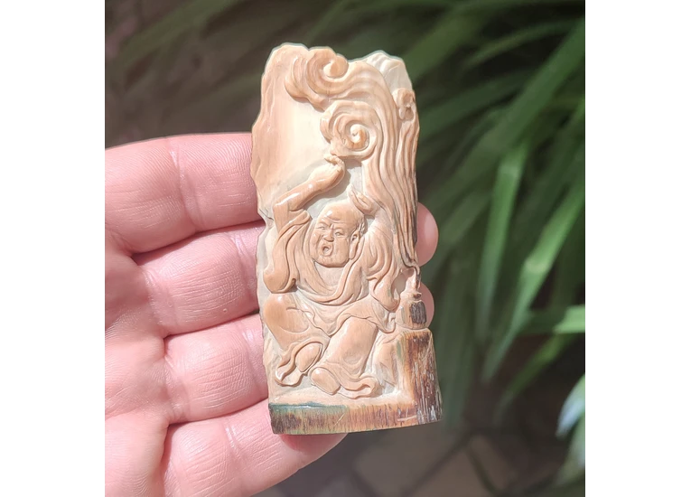 Статуетка Монах — бивень мамонта.