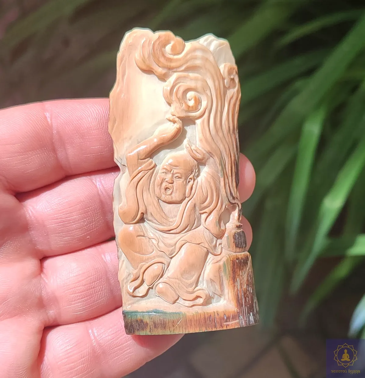 Статуетка Монах — бивень мамонта.