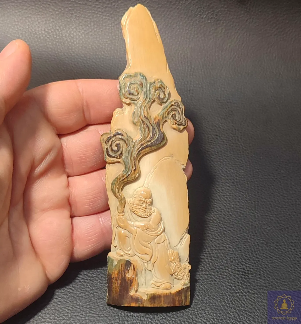 Статуетка Монах — бивень мамонта.