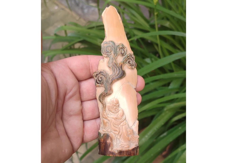 Статуэтка Монах ― бивень мамонта.