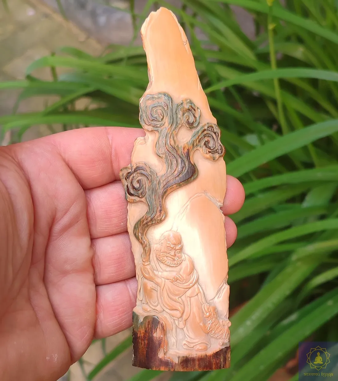 Статуетка Монах — бивень мамонта.