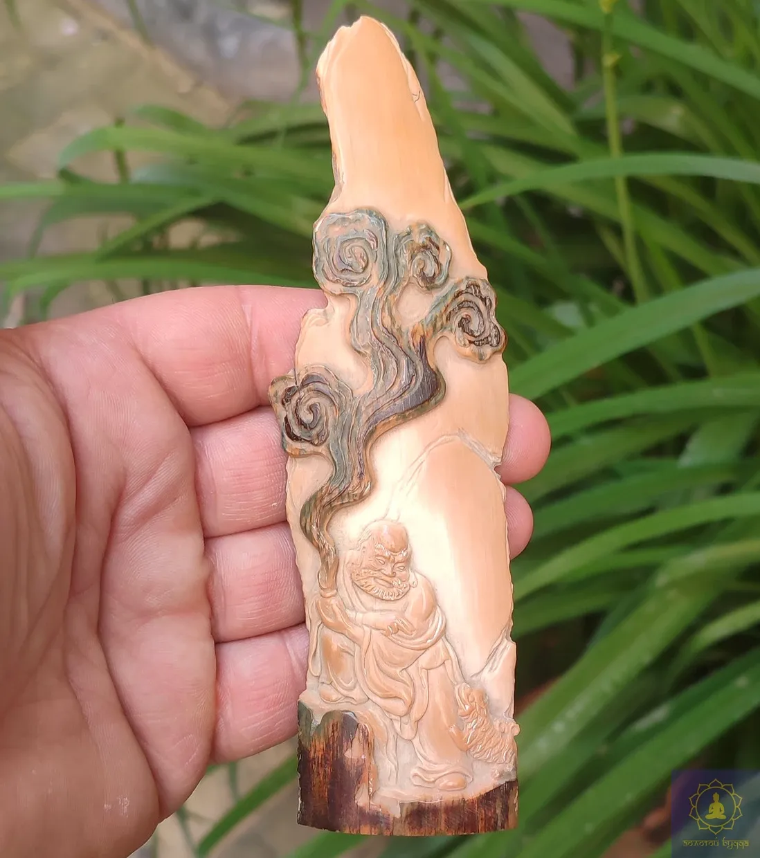 Статуэтка Монах ― бивень мамонта.