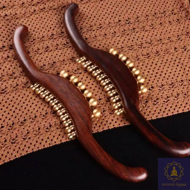 Масажер для меридіан із дерева з мідними вставками.