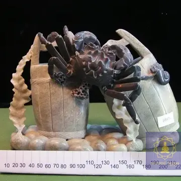 Краб на відрах з нефриту