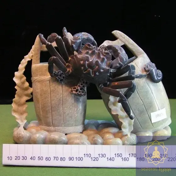 Краб на відрах з нефриту