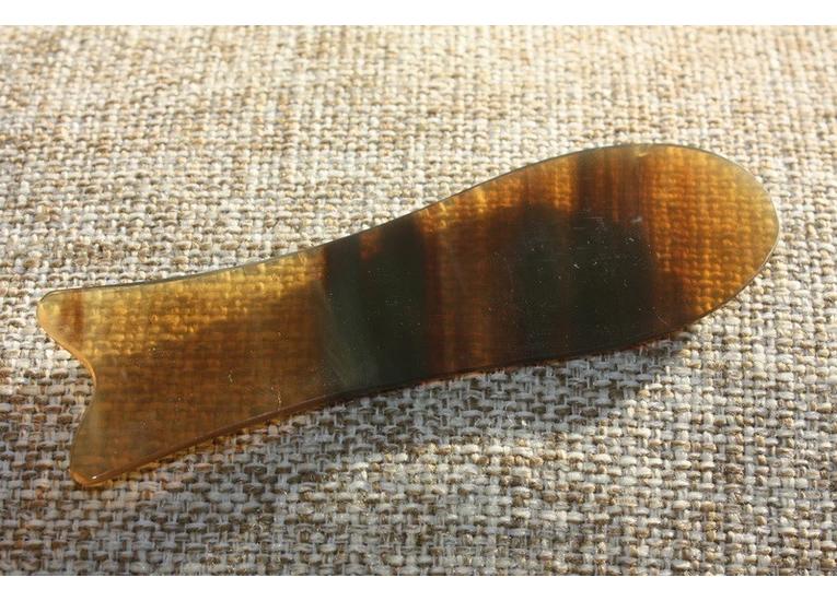 Скребок Гуаша кость-рог буйвола рыбка светлая