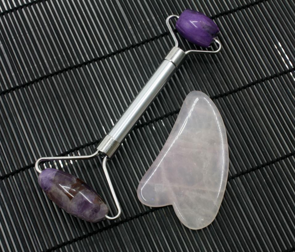 Масажний набір Гуа-ша, аметистовий ролик і скребок з рожевого кварцу.