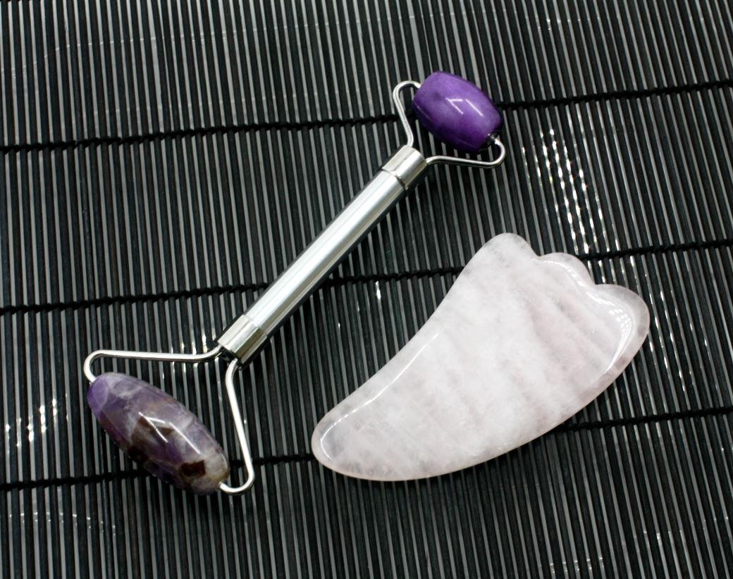 Масажний набір Гуа-ша, аметистовий ролик і скребок з рожевого кварцу.