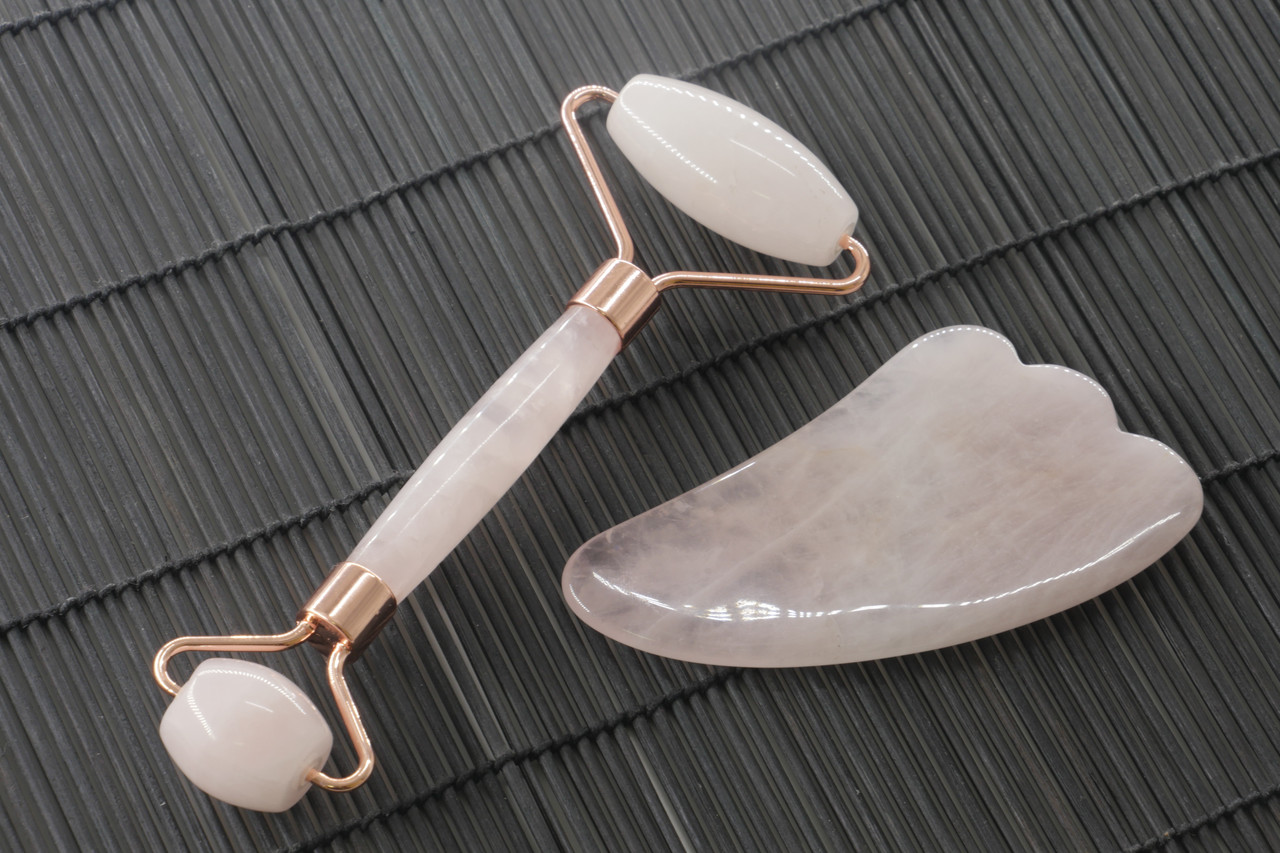 Масажний набір Гуа-ша, роллер та скребок з рожевого кварцу.